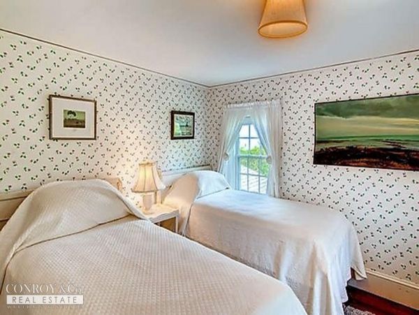Cape Cod Home 994386