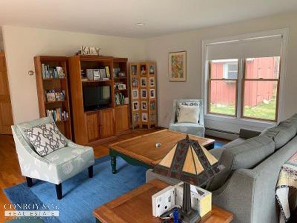 Cape Cod Home 994387