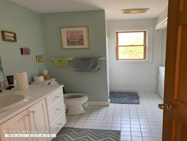 Cape Cod Home 994387