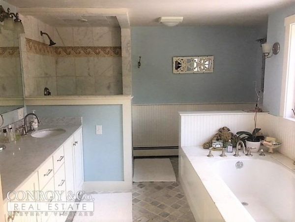 Cape Cod Home 994388