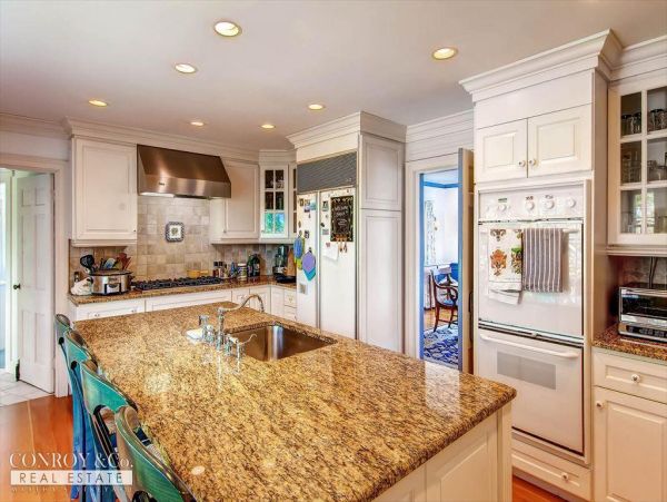 Cape Cod Home 994389