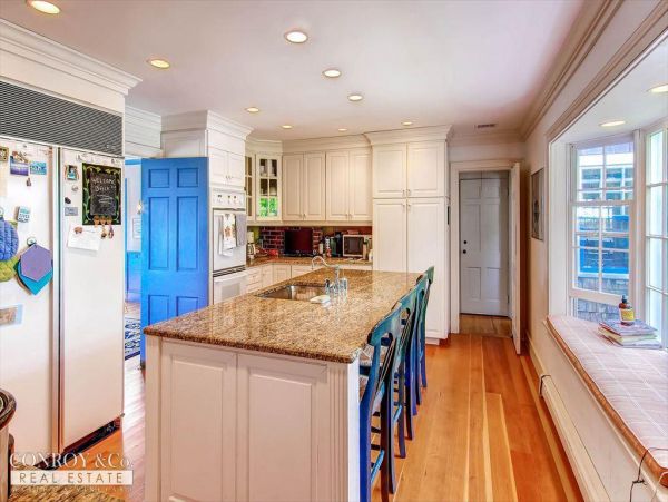 Cape Cod Home 994389