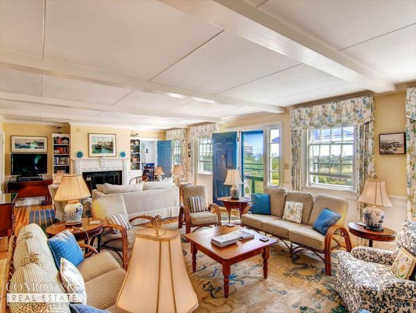 Cape Cod Home 994389