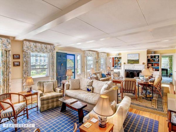 Cape Cod Home 994389