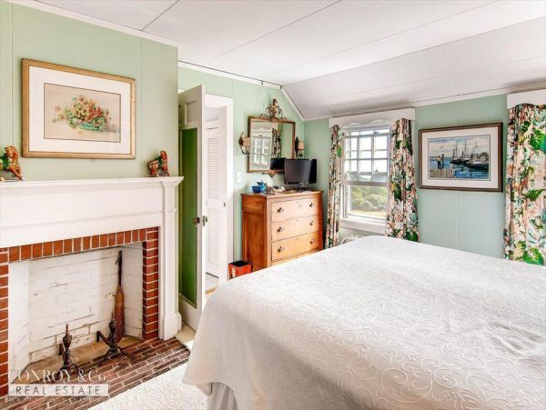 Cape Cod Home 994389