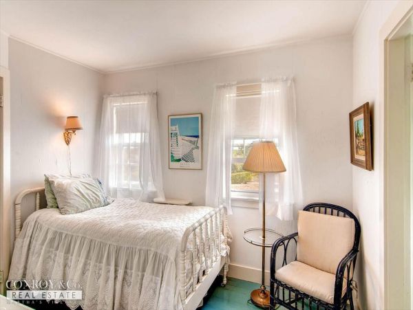 Cape Cod Home 994389