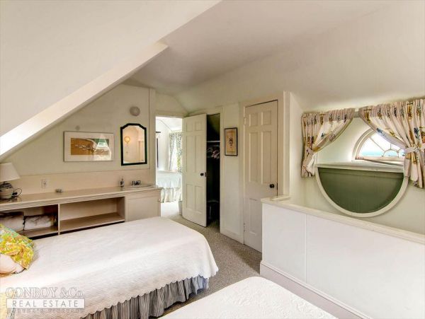 Cape Cod Home 994389