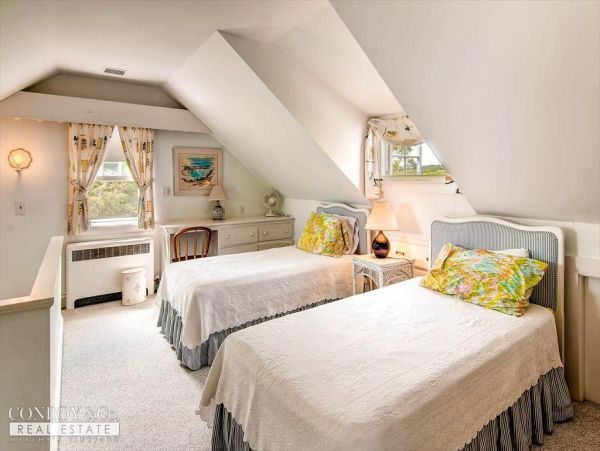 Cape Cod Home 994389