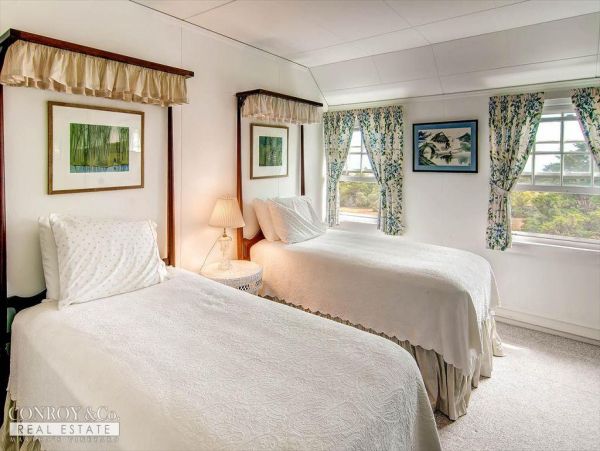 Cape Cod Home 994389