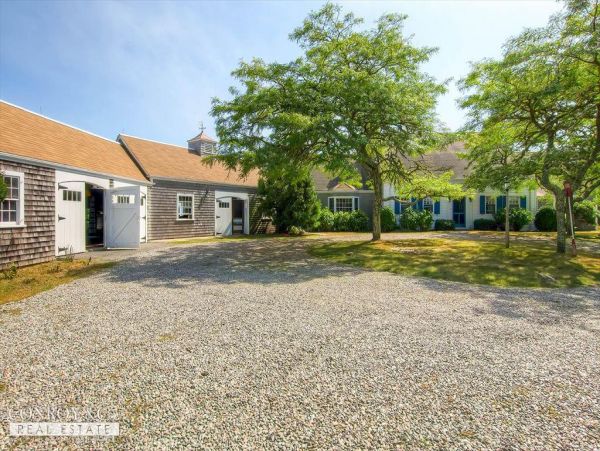 Cape Cod Home 994389