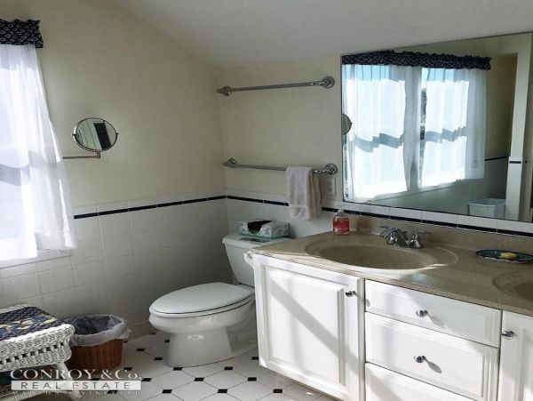 Cape Cod Home 994391
