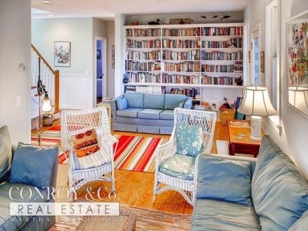 Cape Cod Home 994396