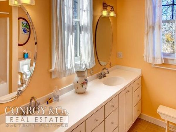 Cape Cod Home 994396