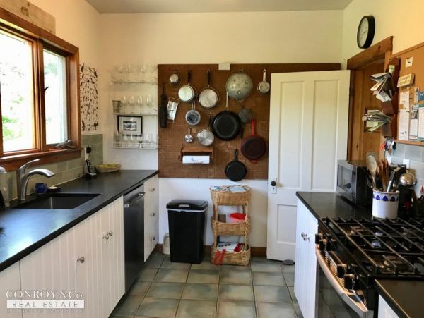 Cape Cod Home 994402