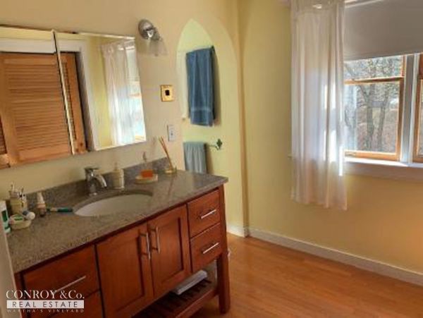 Cape Cod Home 994418