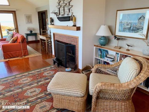Cape Cod Home 994428