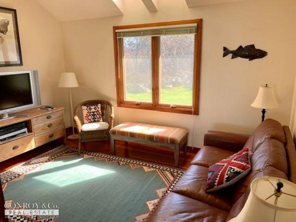 Cape Cod Home 994428