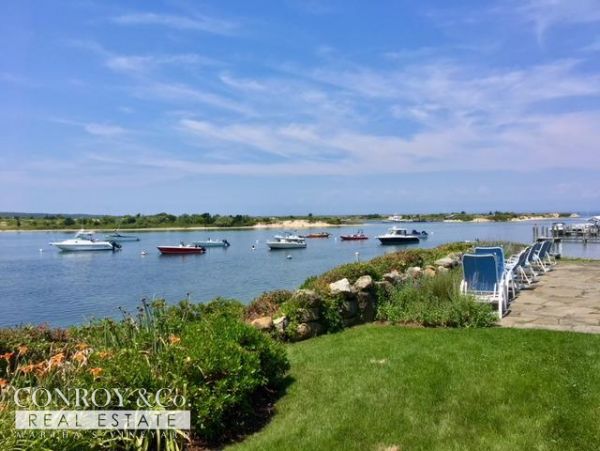 Cape Cod Home 994436