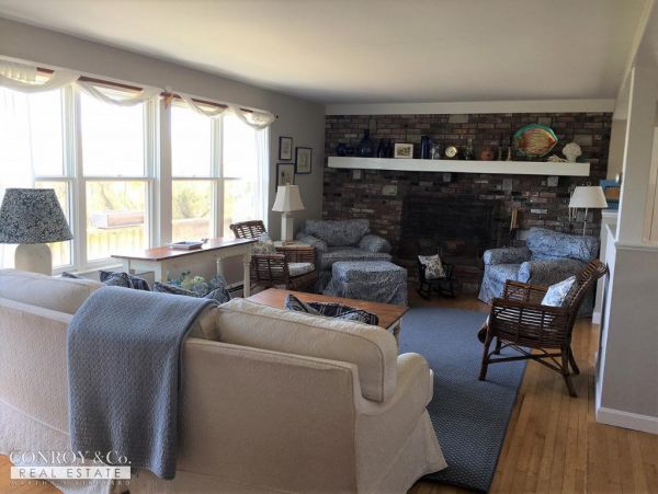 Cape Cod Home 994439