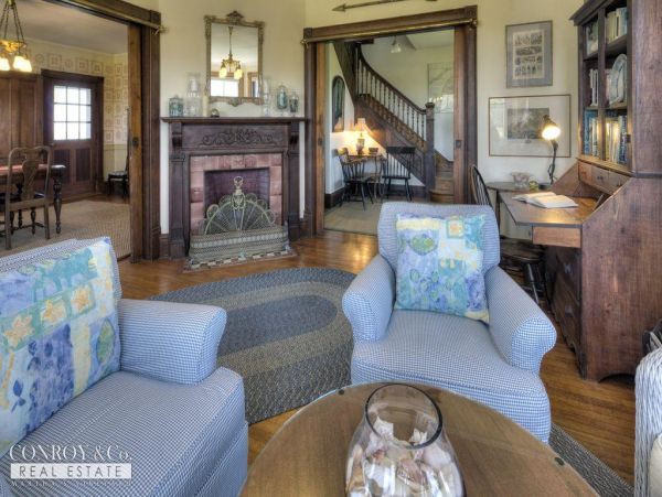 Cape Cod Home 994446