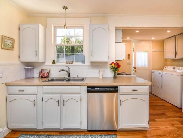 Cape Cod Home 994447