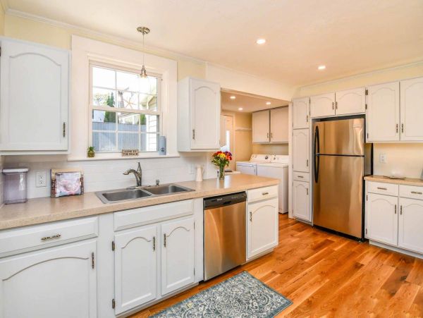 Cape Cod Home 994447