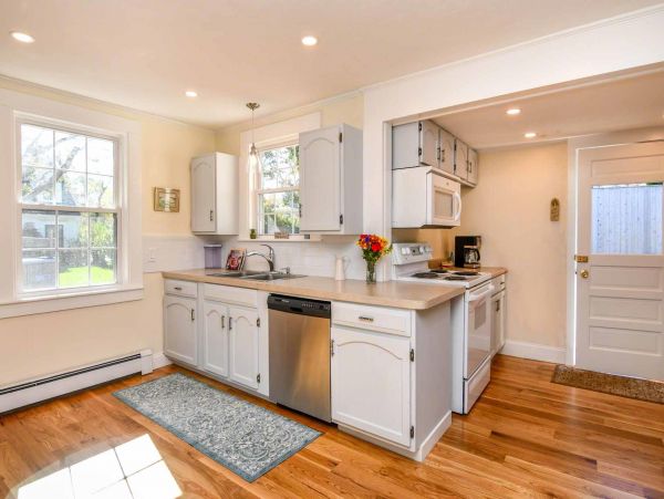 Cape Cod Home 994447