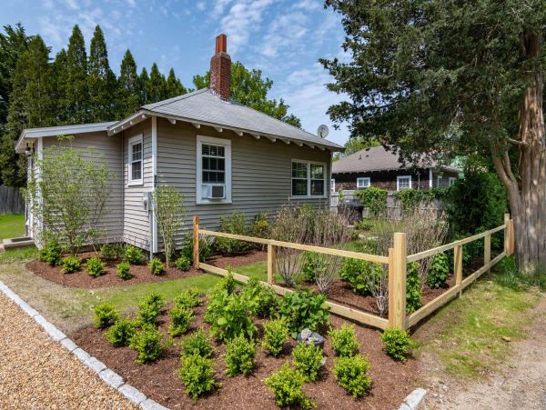 Cape Cod Home 994447