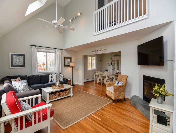 Cape Cod Home 994448
