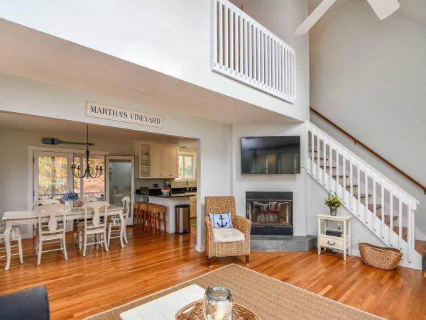 Cape Cod Home 994448
