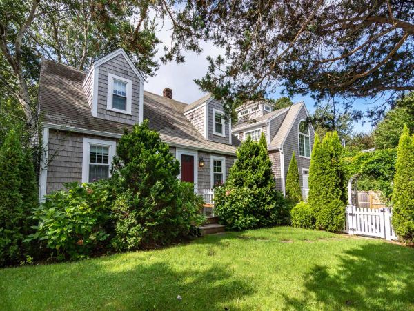 Cape Cod Home 994449
