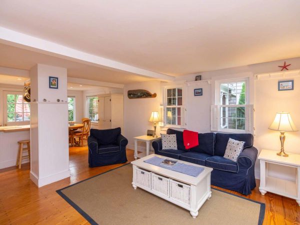 Cape Cod Home 994449