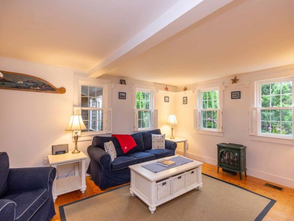 Cape Cod Home 994449