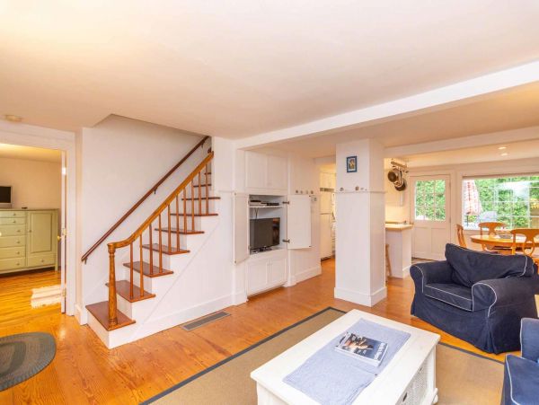 Cape Cod Home 994449