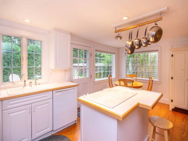 Cape Cod Home 994449