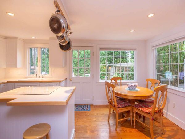 Cape Cod Home 994449