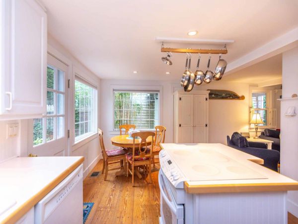 Cape Cod Home 994449