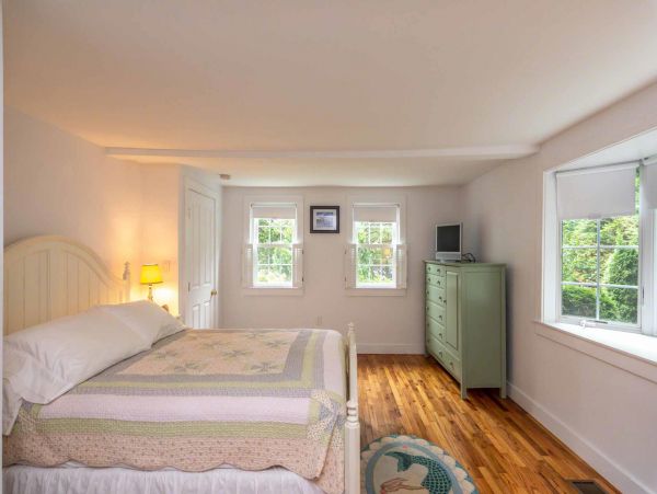 Cape Cod Home 994449