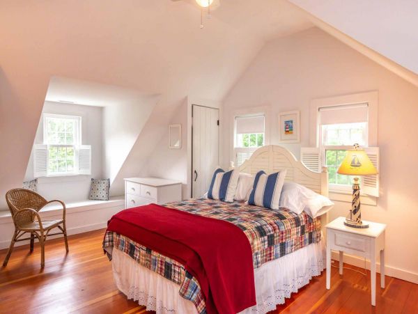 Cape Cod Home 994449