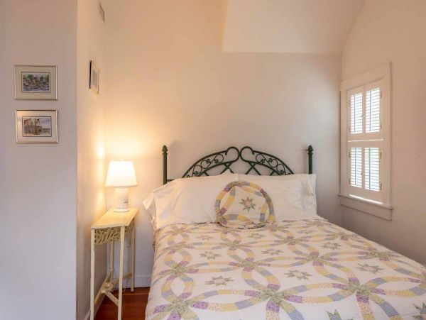 Cape Cod Home 994449