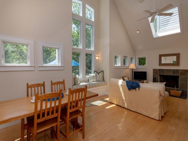Cape Cod Home 994450