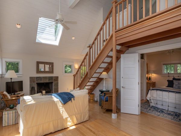 Cape Cod Home 994450