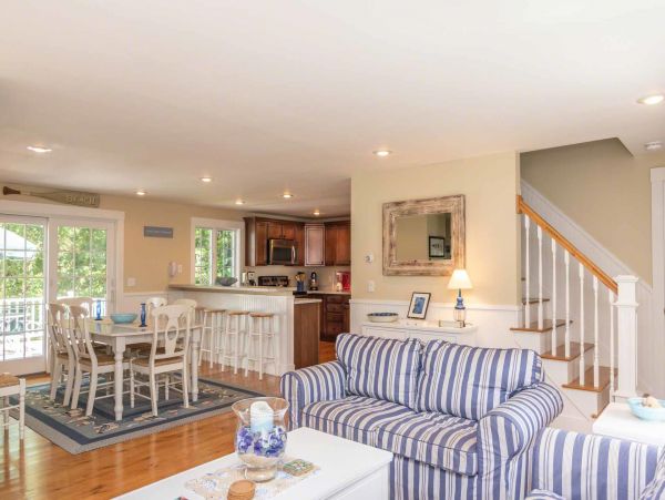 Cape Cod Home 994451