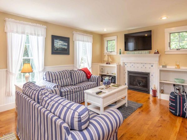 Cape Cod Home 994451