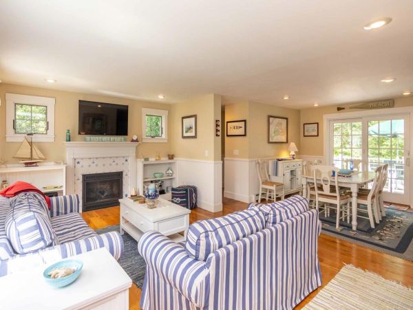 Cape Cod Home 994451