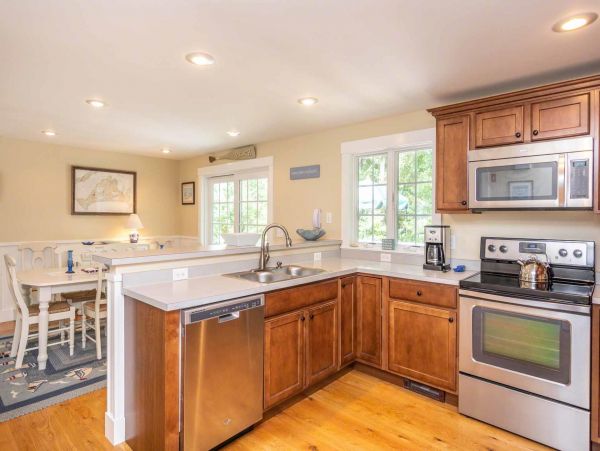 Cape Cod Home 994451