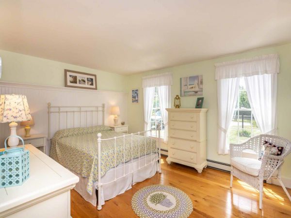 Cape Cod Home 994451