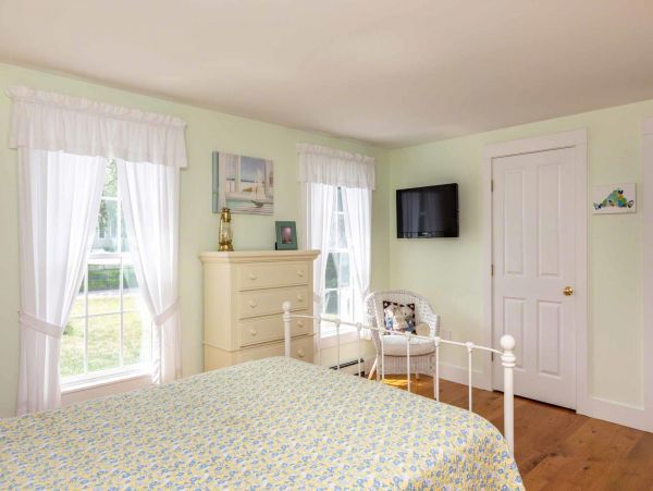 Cape Cod Home 994451