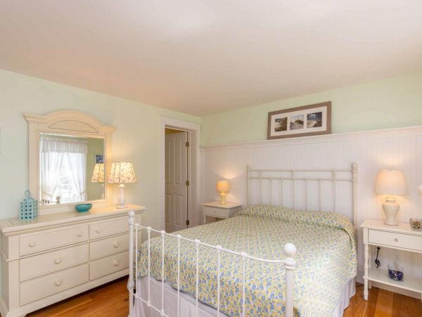 Cape Cod Home 994451