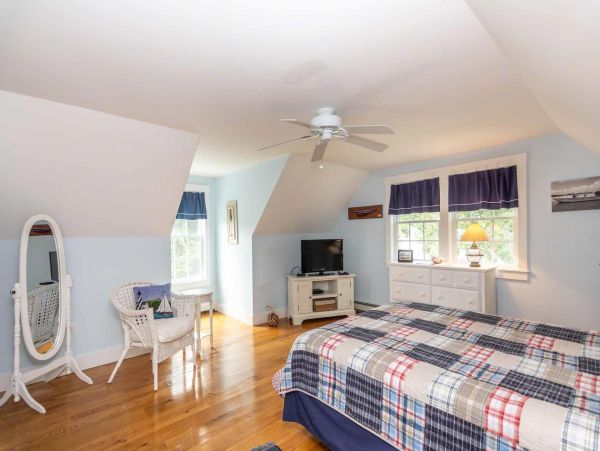 Cape Cod Home 994451
